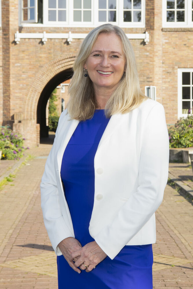 Jacqueline van ham staat voor een gebouw