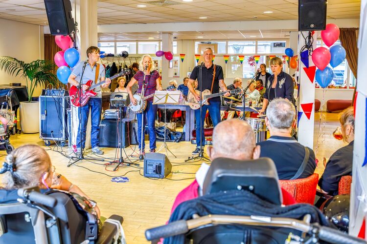 Een band treedt op in het buurthuis