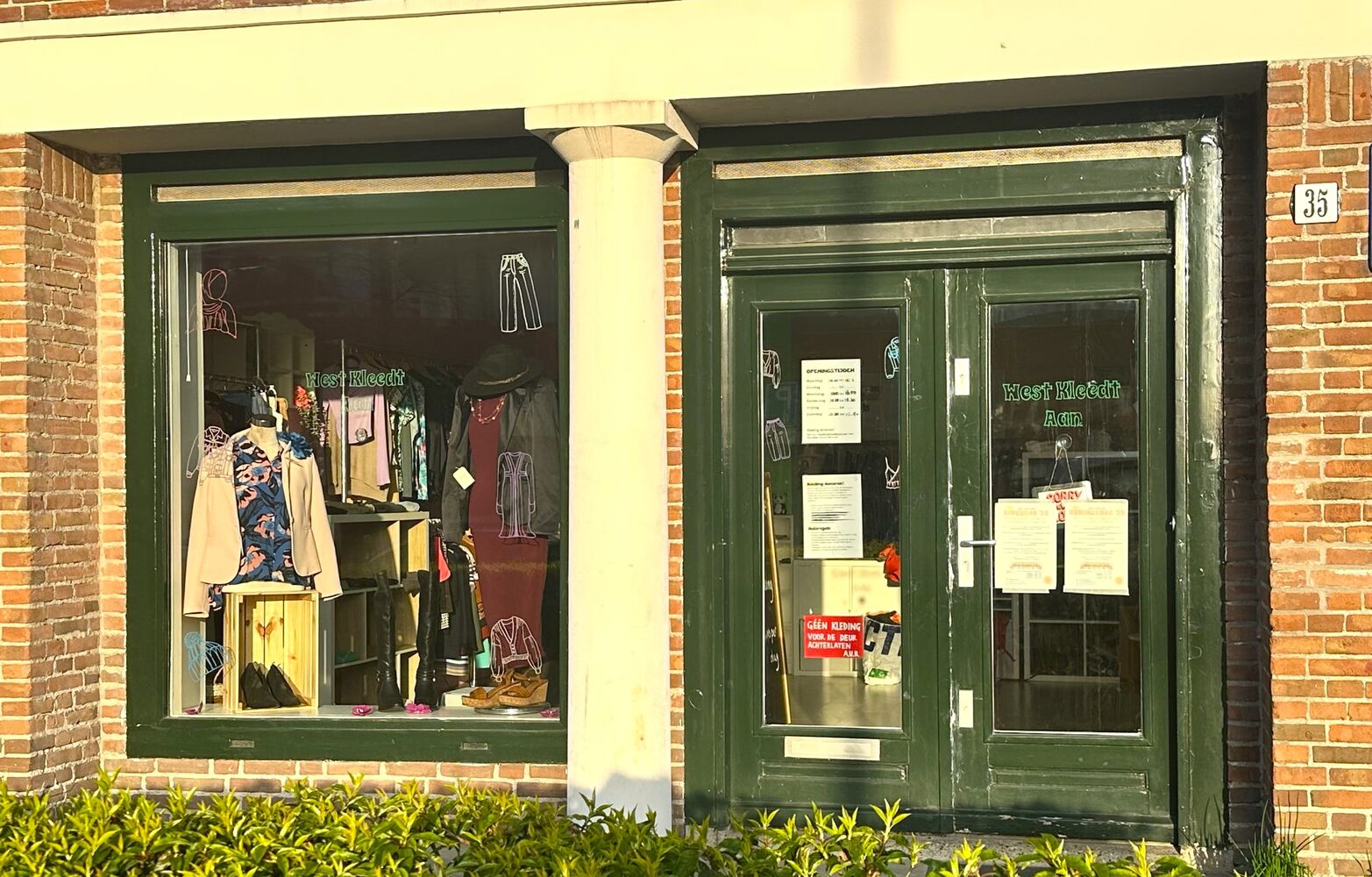 Foto van de gevel van West Kleed Aan