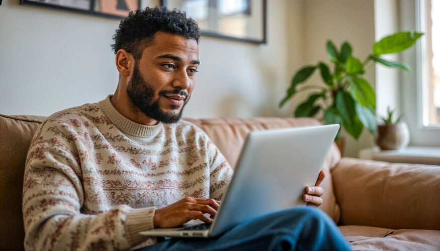 Een man logt in bij Stadgenoot op zijn laptop