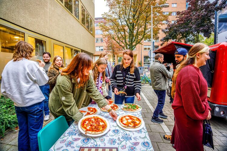 Pizza's eten met de buurtbewoners