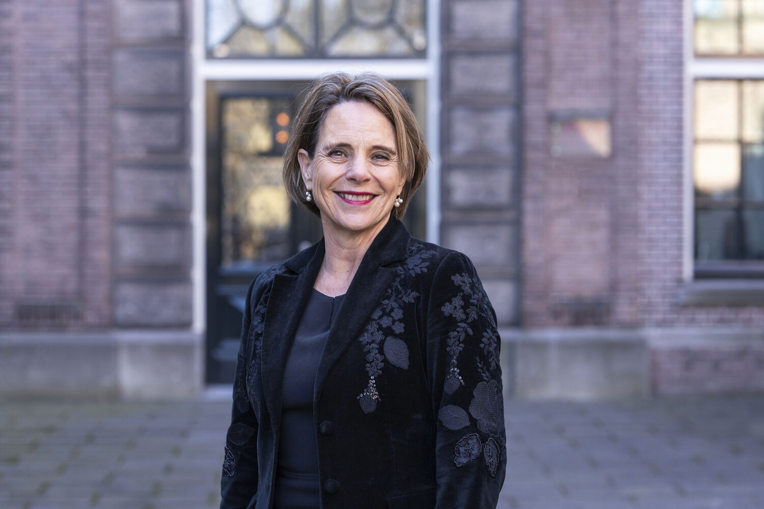 Foto van Anne Wilbers voor het hoofdkantoor van Stadgenoot