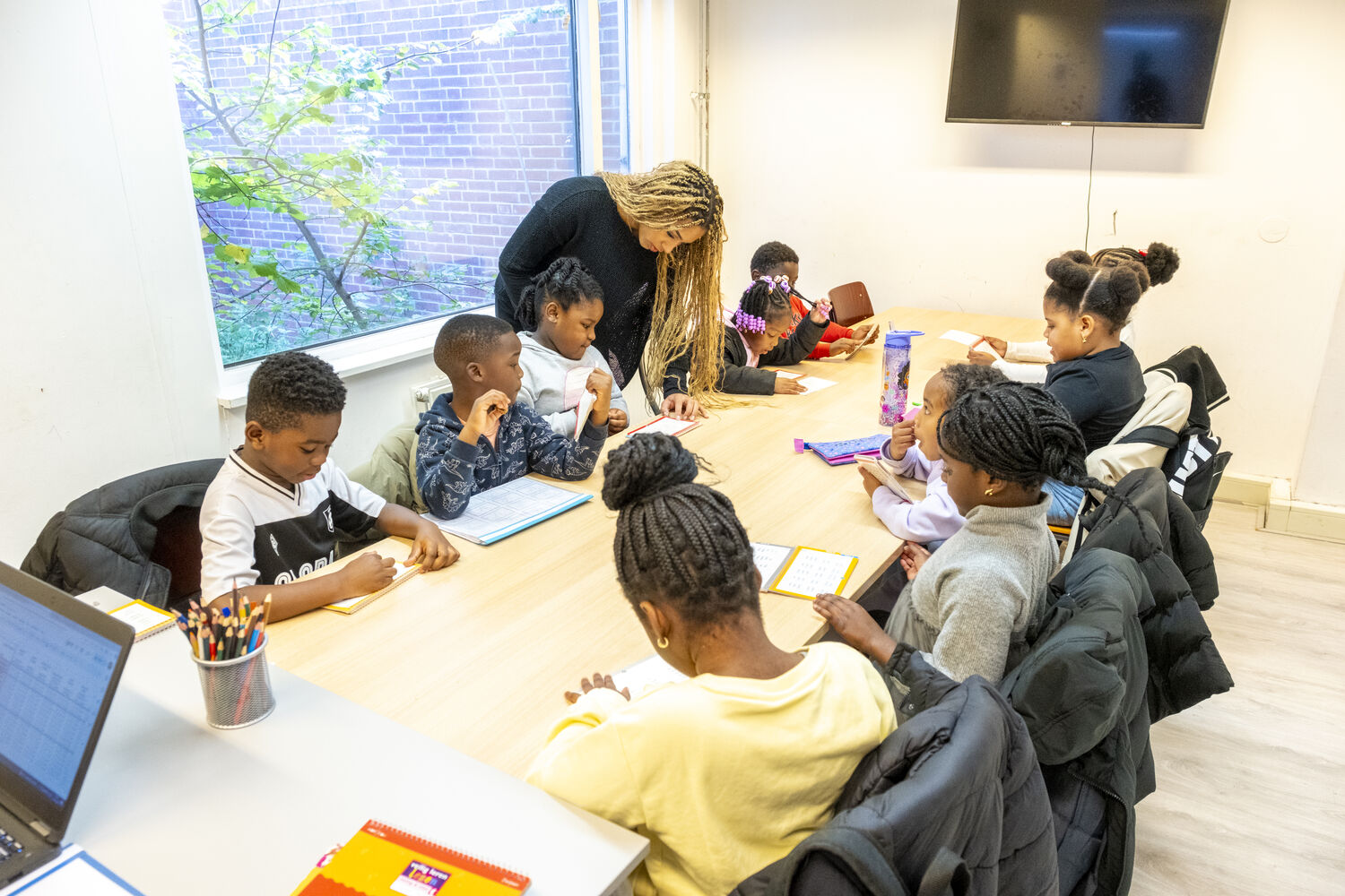 Foto: Kinderen krijgen hulp met huiswerk maken - Suzanne Blanchard
