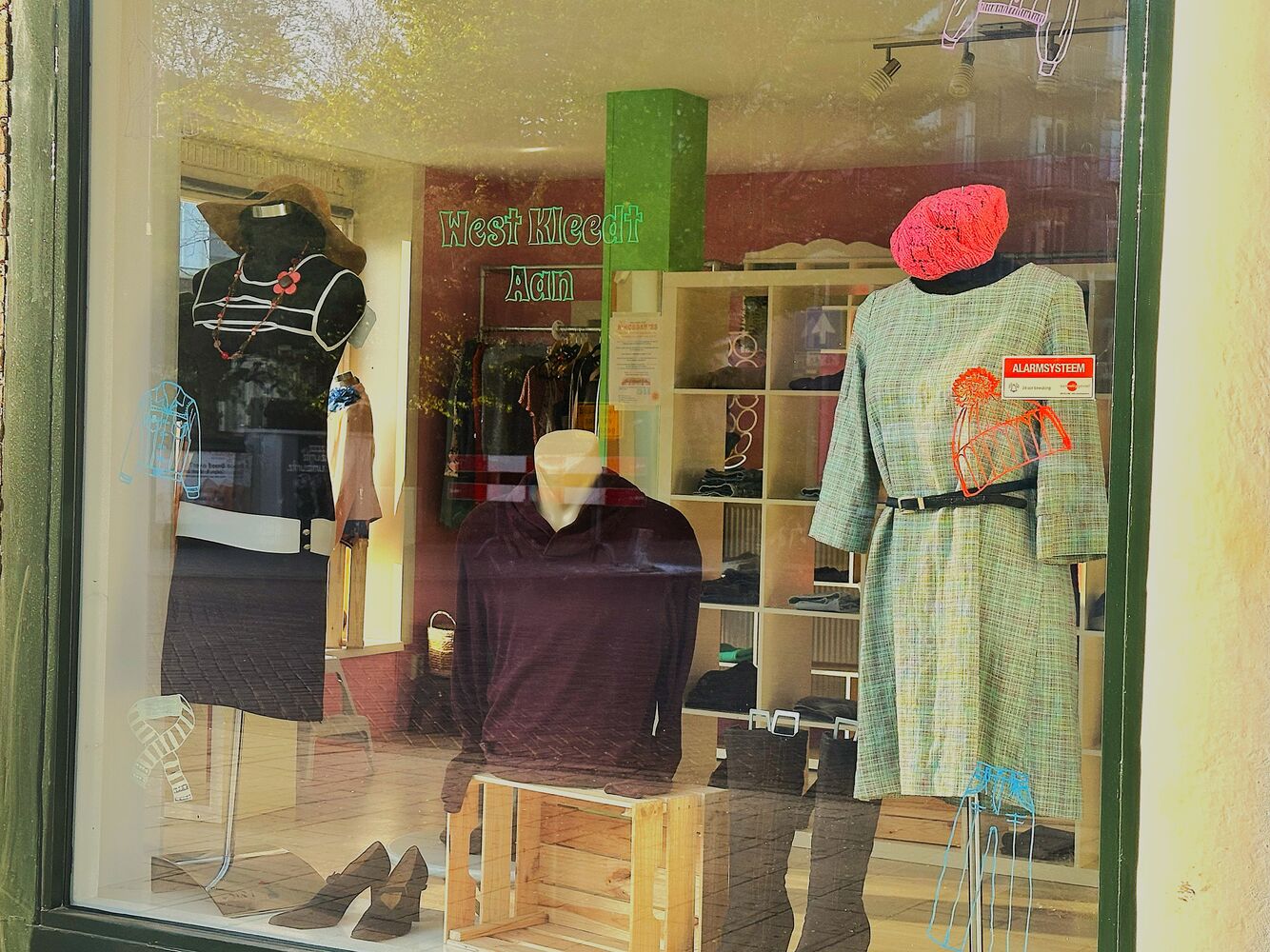 Foto waarbij je naar binnen kijkt bij de winkel