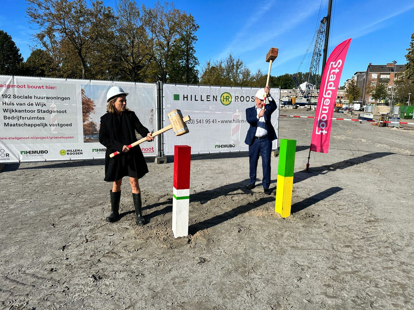 Anne Wilbers en Rolof Venema slaan de 1e paal in de grond