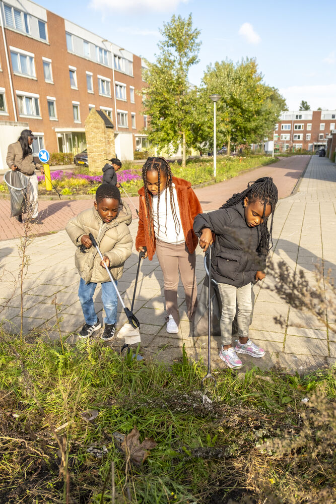 Foto Stadleven - kinderen prikken vuilnis - Suzanne Blanchard