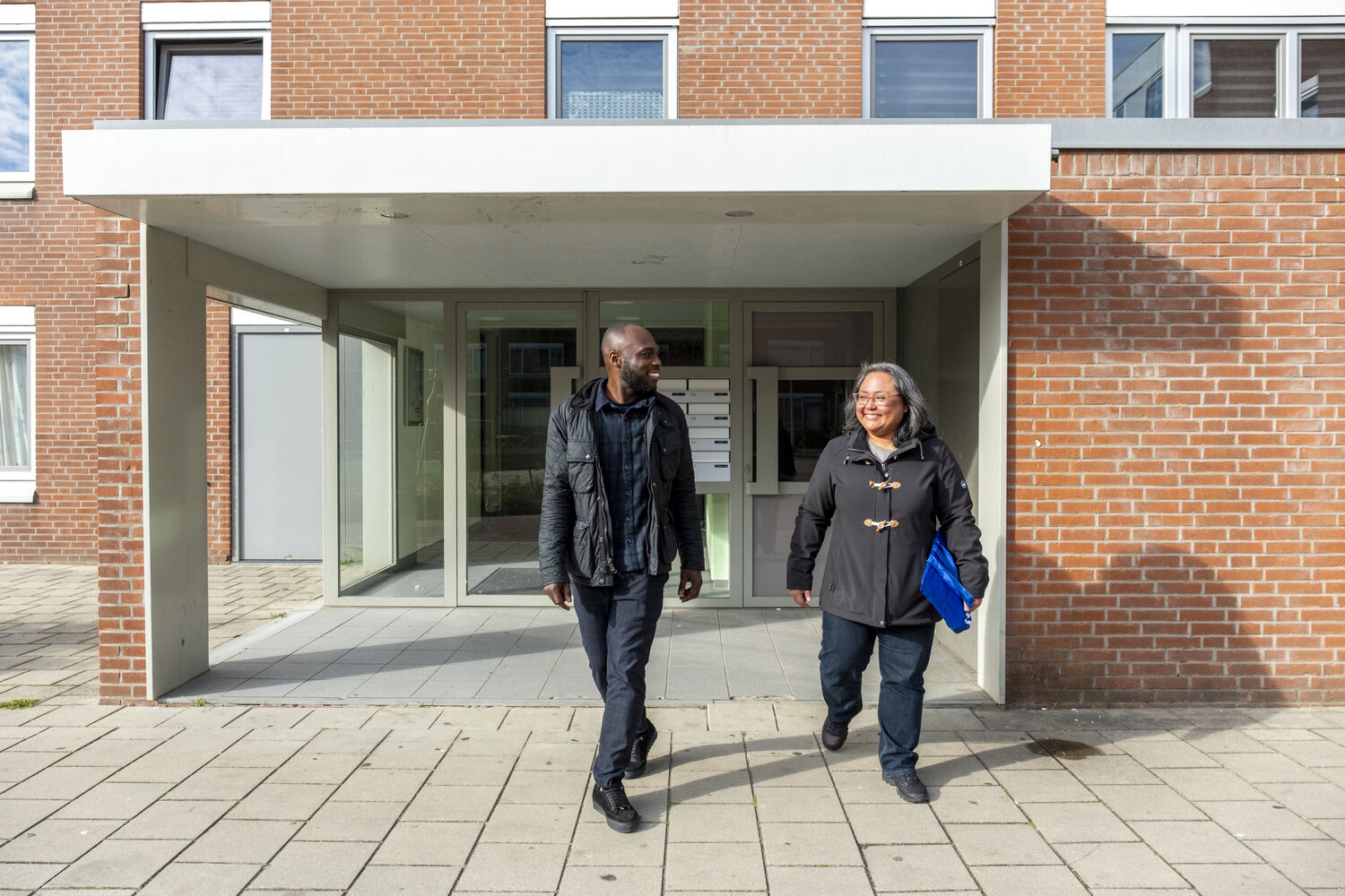Foto van Kwame en Sharon in gesprek - Suzanne Blanchard