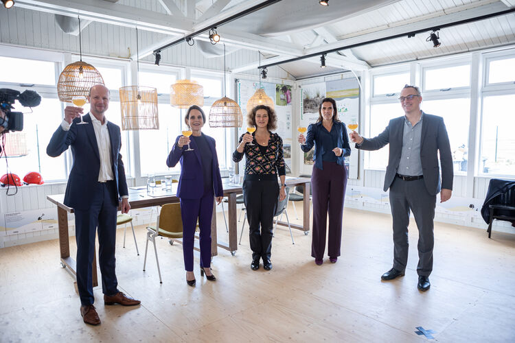 Van links naar rechts: Koen Westhoff (directeur de Alliantie), Anne Wilbers (bestuurder Stadgenoot), Marieke van Doorninck (wethouder gemeente Amsterdam), Viviane Regout (directeur Ymere) en Dries Drogendijk (ambtelijk opdrachtgever gemeente Amsterdam)