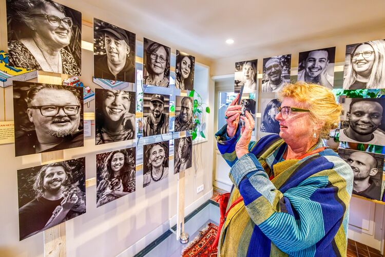Margriet kijkt naar haar eigen foto's