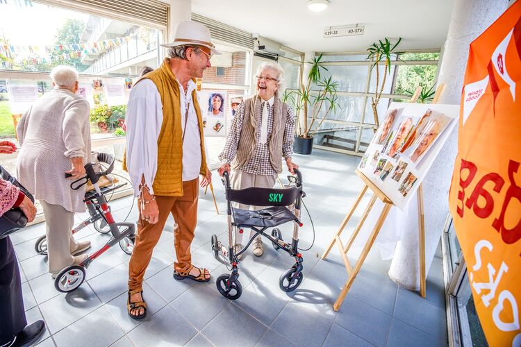 Rudy in gesprek met 1 van de bewoners