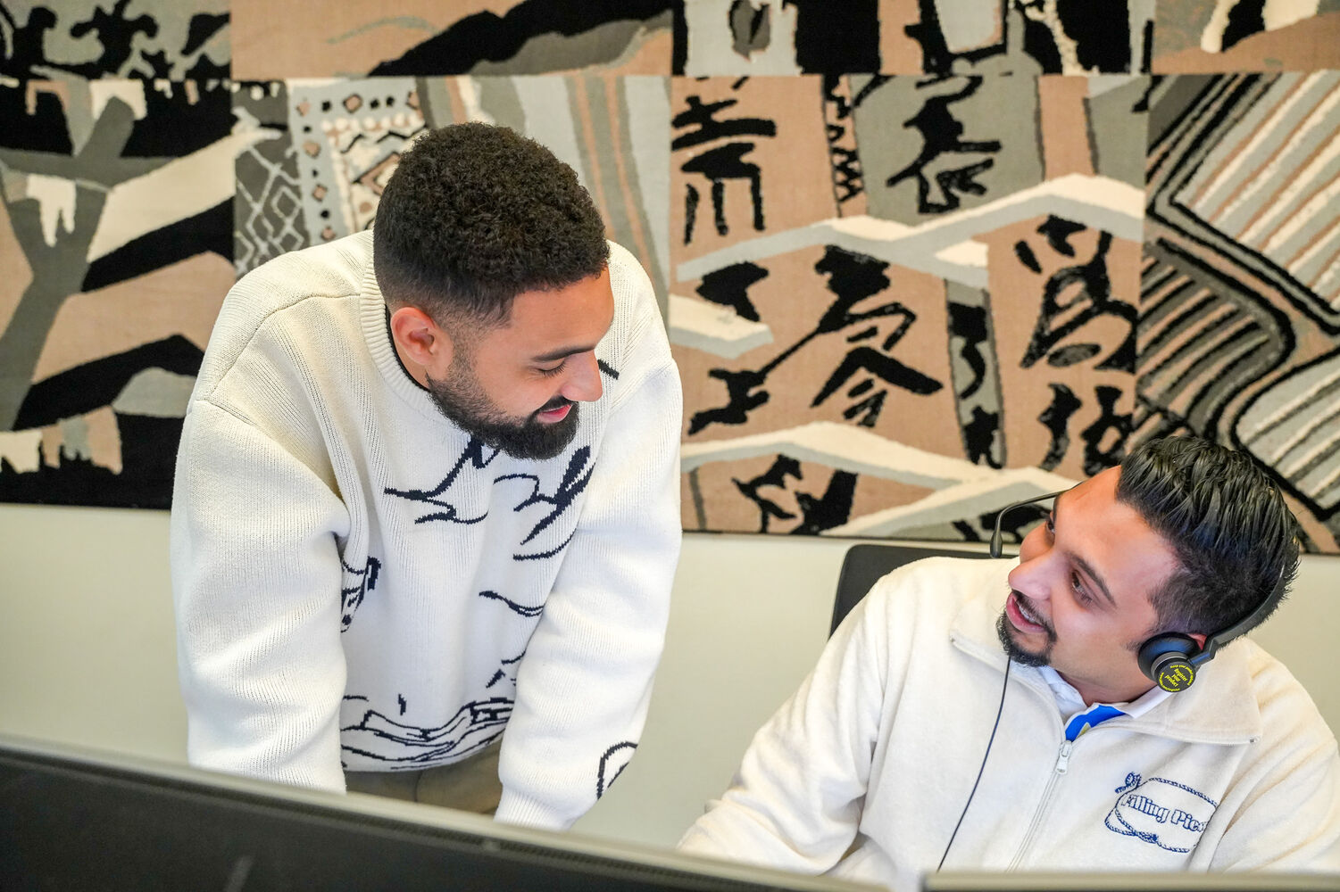 Manager Klantenservice samen met een collega