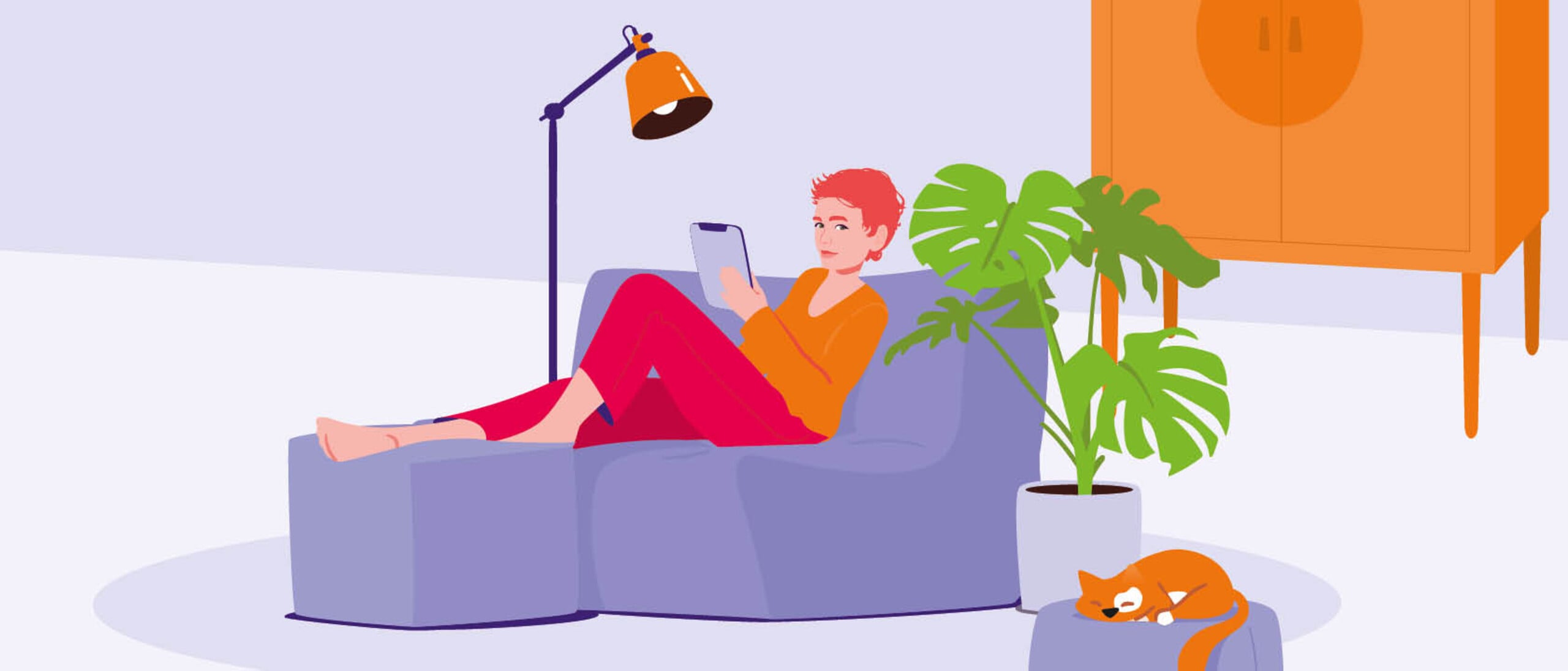 Een persoon leest ontspannen van een tablet op een paarse bank, met een kat slapend op een kussen ernaast.