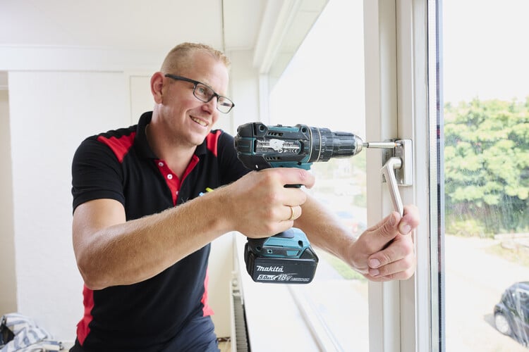 Vakman aan het klussen bij een kozijn