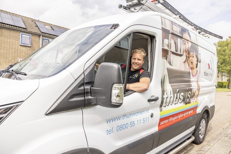 Vakman lachend in een Thús Wonen bus