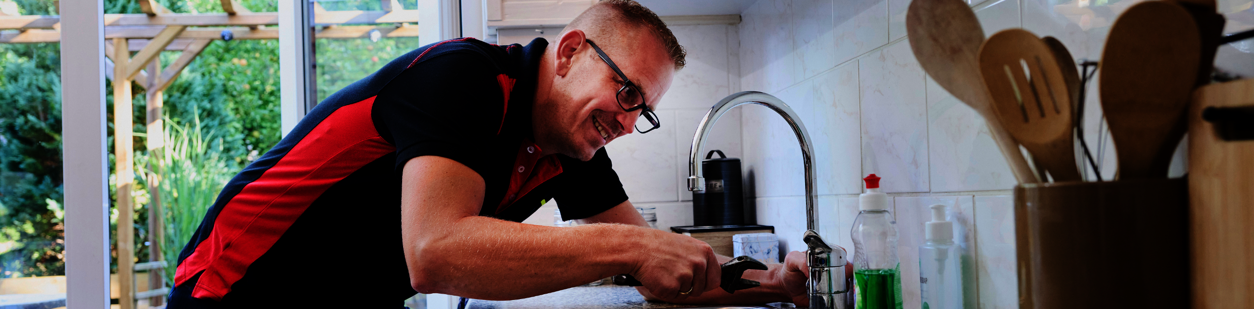 Onderhoudsmedewerker klussend in de keuken