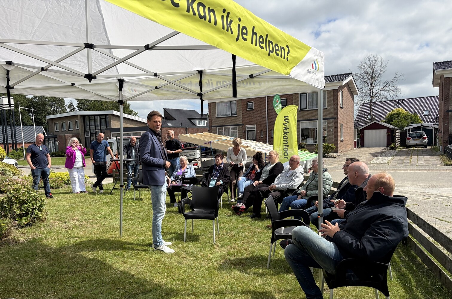 Bestuurder Thús Wonen en bewoners bij afronding dakvervanging Kollumersweach