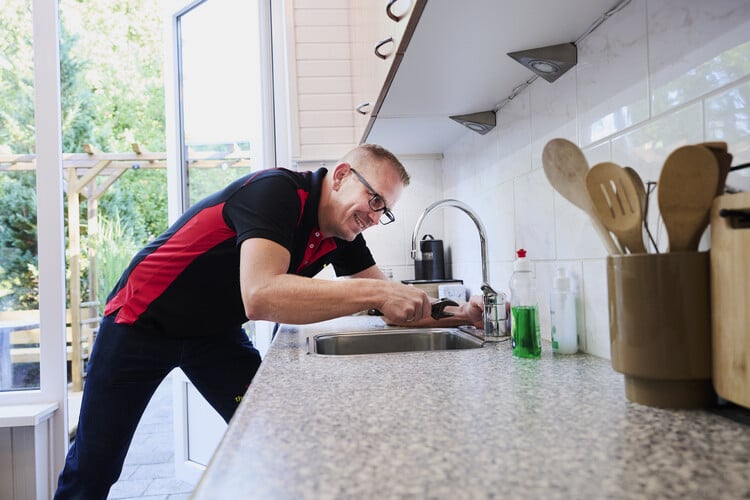 Vakman die aan het klussen is in de keuken