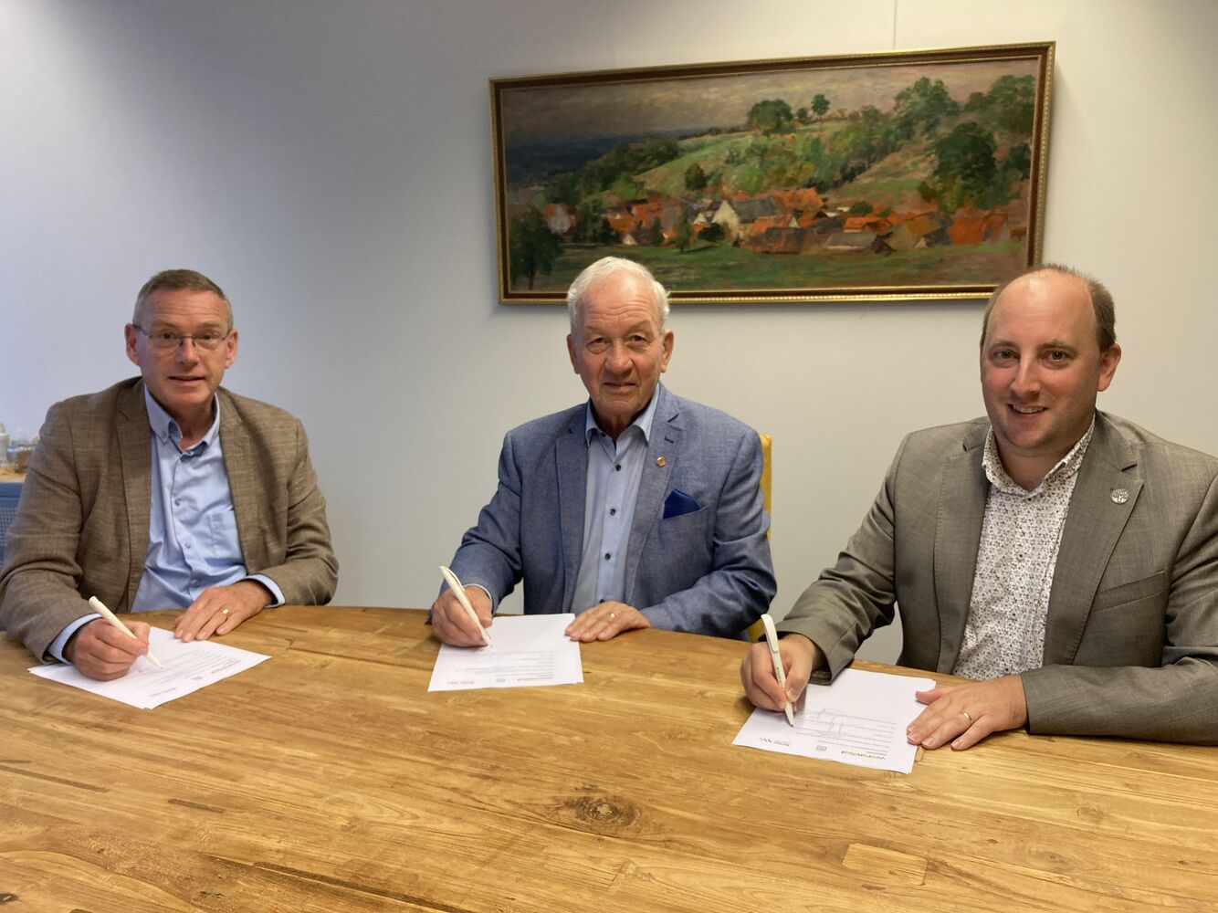 Op de foto ziet u van links naar rechts Marcel Meulen (directeur-bestuurder Vanhier Wonen), Sjef Eussen (voorzitter Huurdersbelangenvereniging) en Ruud Braun (wethouder Gemeente Voerendaal)