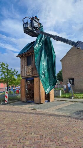 Onthulling van de faunatoren gemaakt van hout uit sloopwoningen. 2