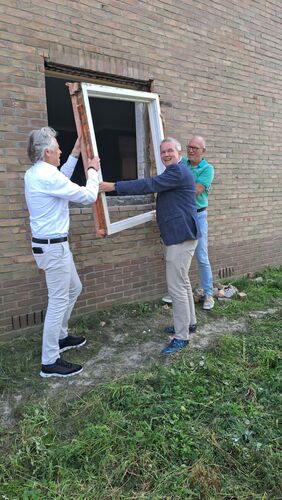Marcel Timmerman, directeur-bestuurder van Wetland Wonen en Wethouders Jan van der Poel en Harrie Rietman van gemeente Zwartewaterland halen een kozijn uit een van de te slopen woningen. Dit hout wordt hergebruikt. 2
