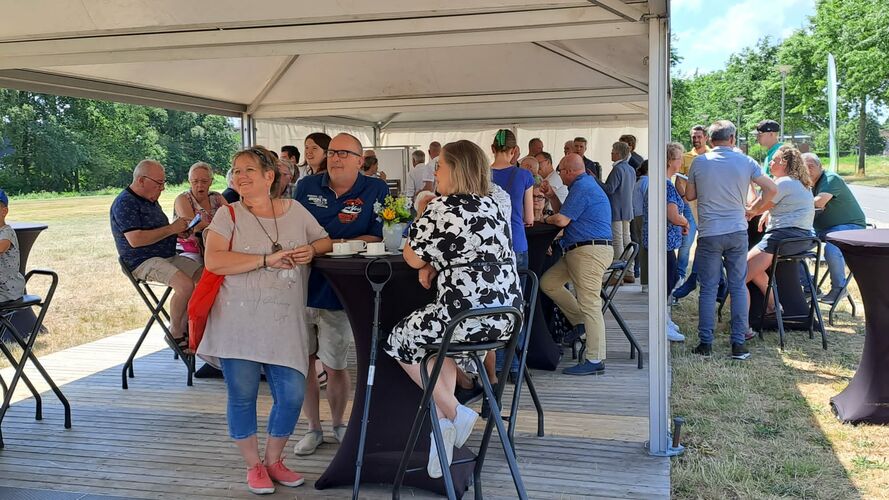 Gezelligheid tijdens de viering van de oplevering van de nieuwbouw aan de Sluisweg en De Vesting