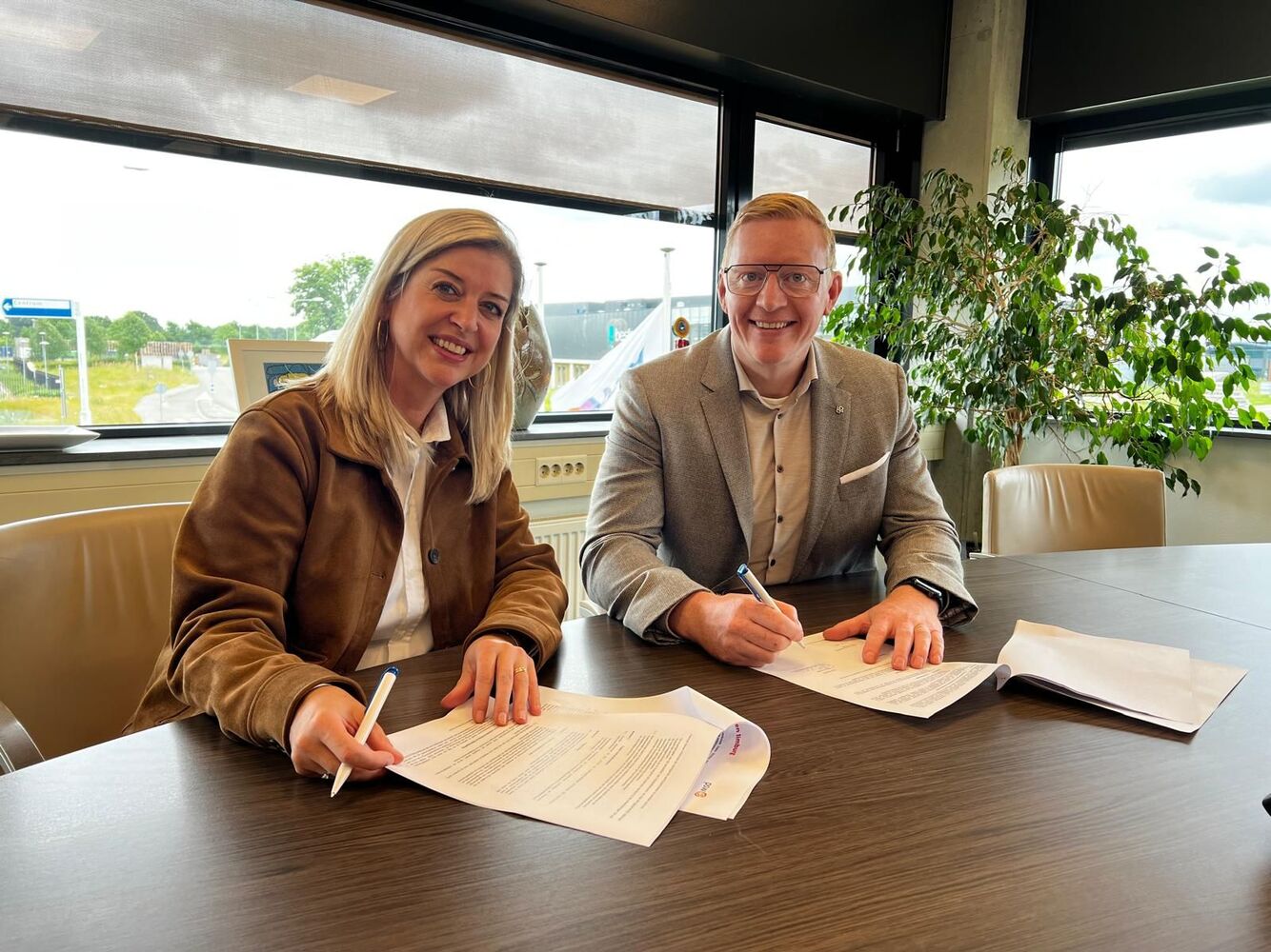 Bestuurders Rufa Lieben (Wonen Limburg) en Stephan Bodde (PSW) tekenen intentieovereenkomst