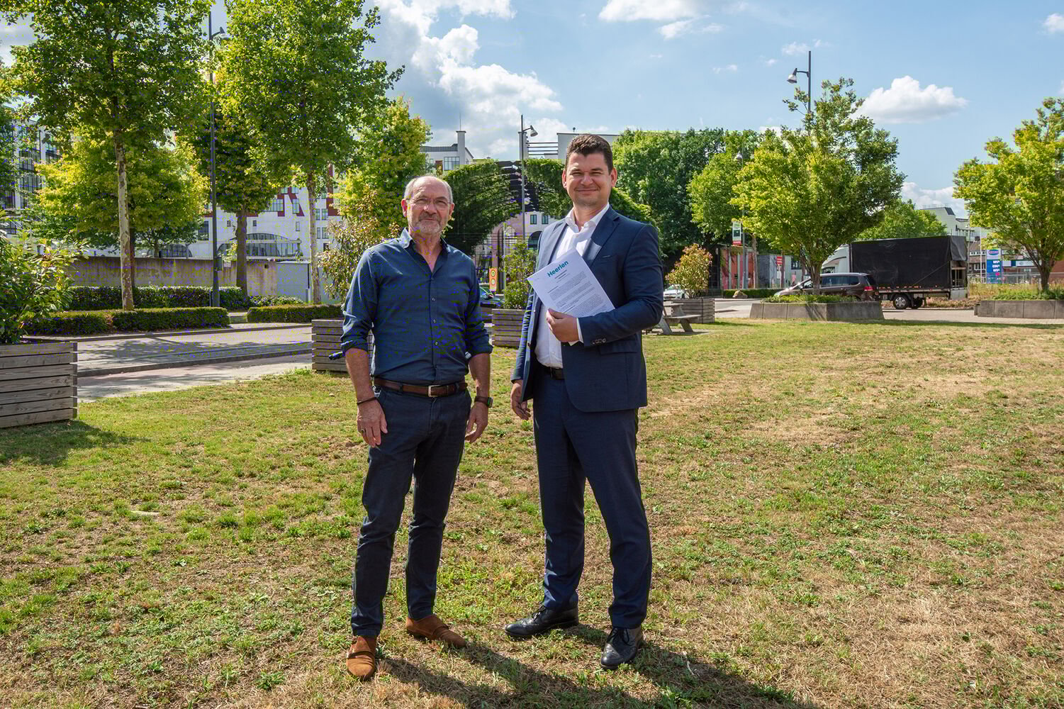 Ger Peeters (Wonen Limburg) en Marco Peters (gemeente Heerlen) op toekomstig bouwterrein Spoorsingel Heerlen