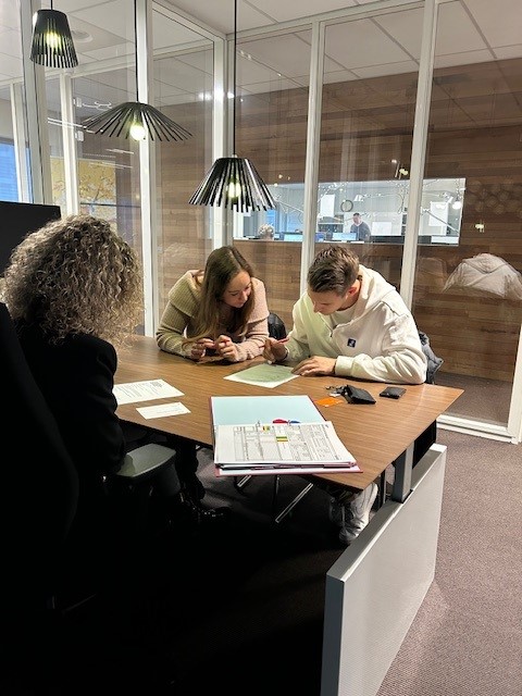 Twee mensen tekenen huurcontract bij Wonen Zuid