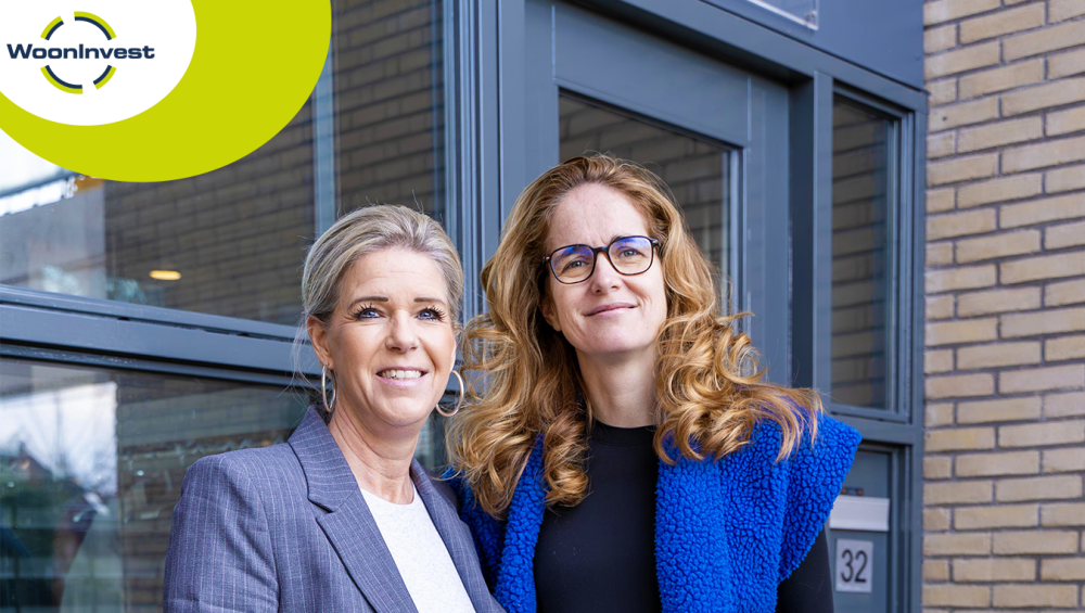 Twee seniorenmakelaars bij de ingang van de Margrietflat.