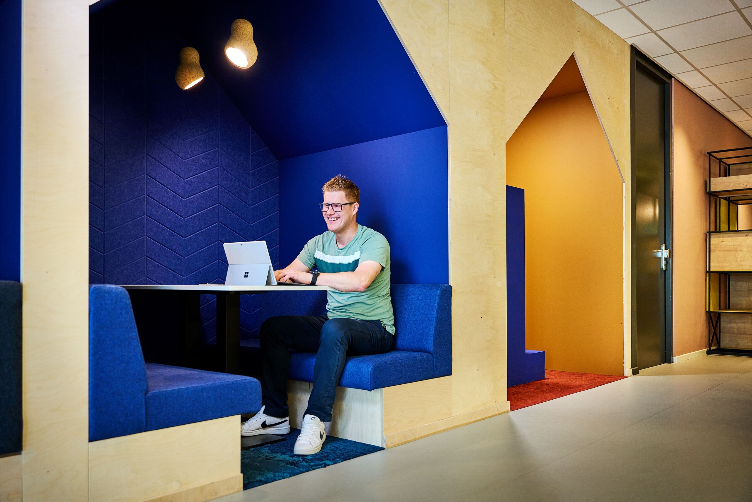 Klantenservice medewerker Harmjan is aan het werk achter zijn laptop op kantoor