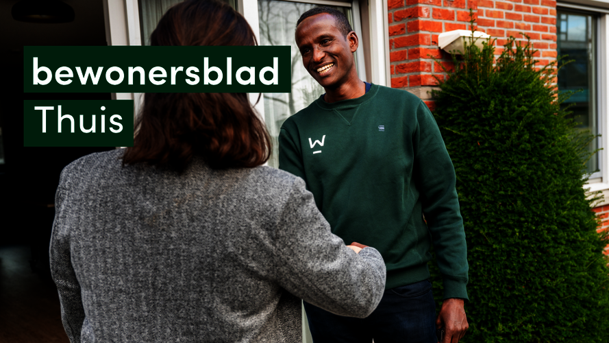 Bewoner en medewerker Woonwaard begroeten elkaar bij de voordeur