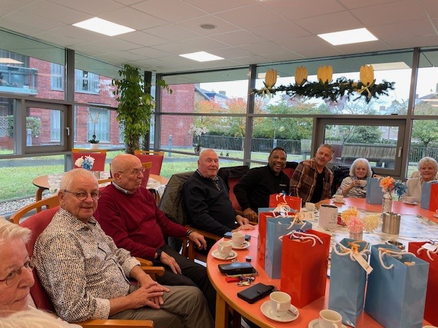 Vrijwilligers lachend op de foto