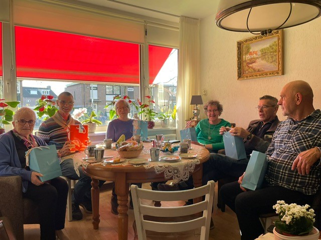 Vrijwilligers lachend op de foto