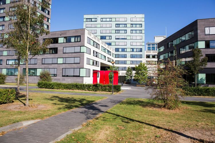 Op deze afbeelding staan verschillende gebouwen aan de kant van Crescendo in Venlo
