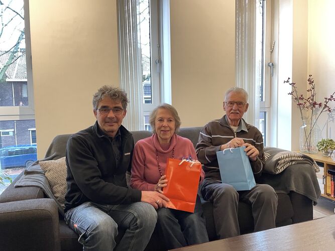 Vrijwilligers lachend op de foto