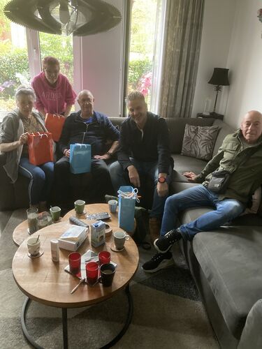 Vrijwilligers lachend op de foto