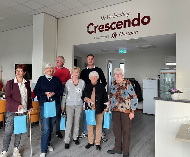 Vrijwilligers lachend op de foto bij Crescendo.